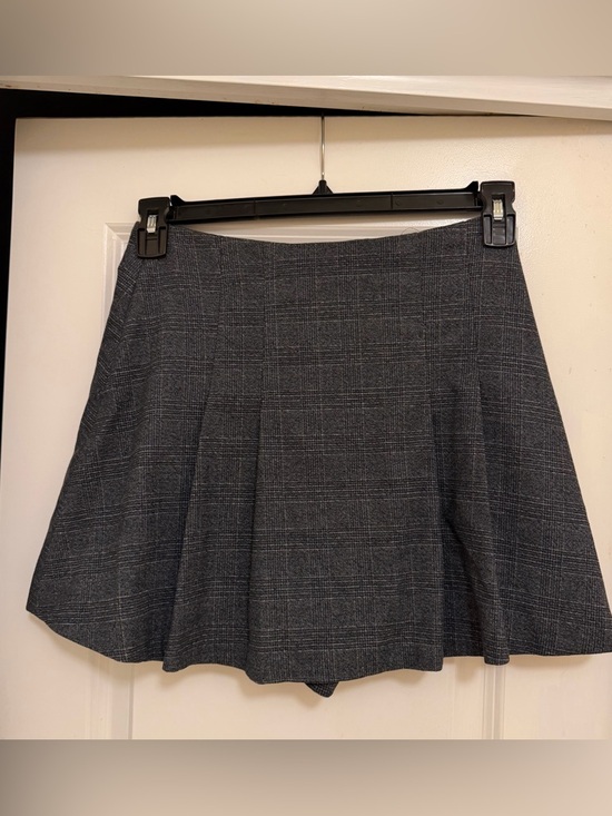 H&M Dresses & Skirts - H&M Gray Plaid Pleated Mini Skort